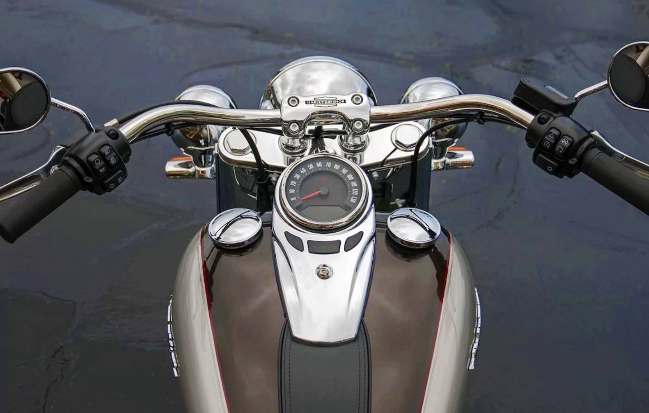 Harley-Davidson-Deluxe-press-cockpit