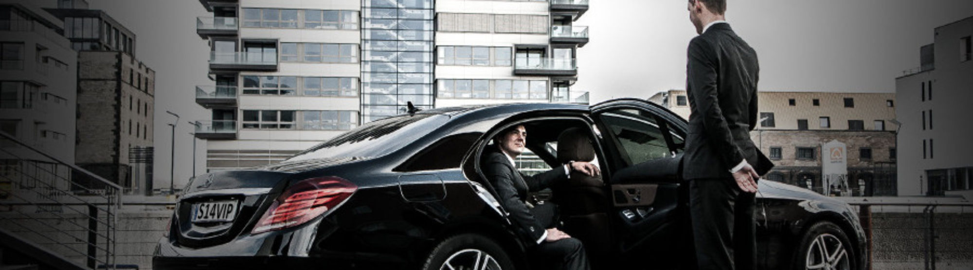 cropped-bl-slider-chauffeur-opening-limousine-door-for-businessman2-900x300