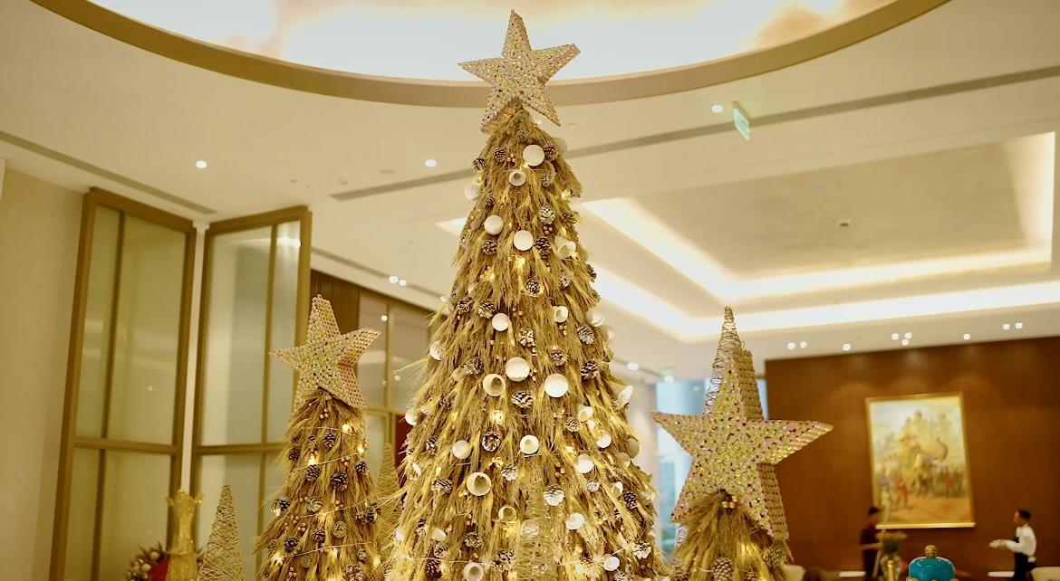 Take Holiday Inspiration from These Stunning Christmas Tree Displays by India’s Best Hotels-Image 2
