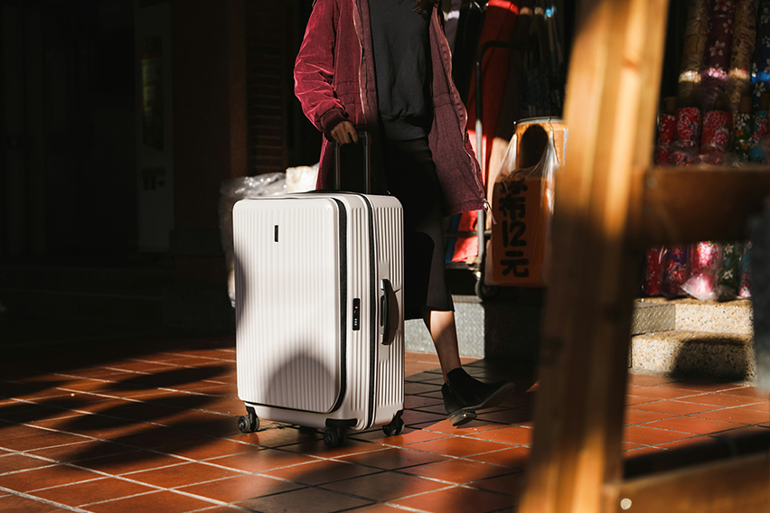 Top 8 Smart Luxury Suitcases for Convenience and Style-Cover Image